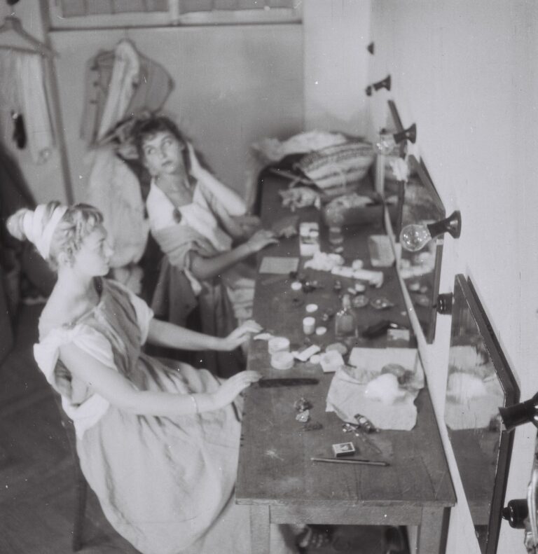 Učna ura gledališkega šminkanja