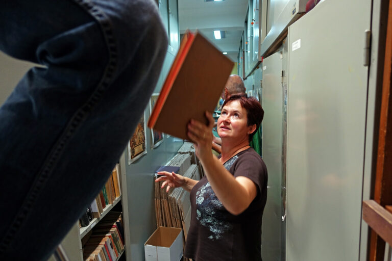 Na papirnatih avionih