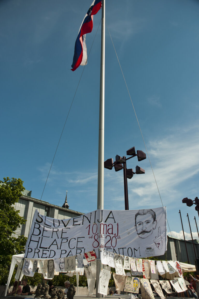 Hlapci pred parlamentom